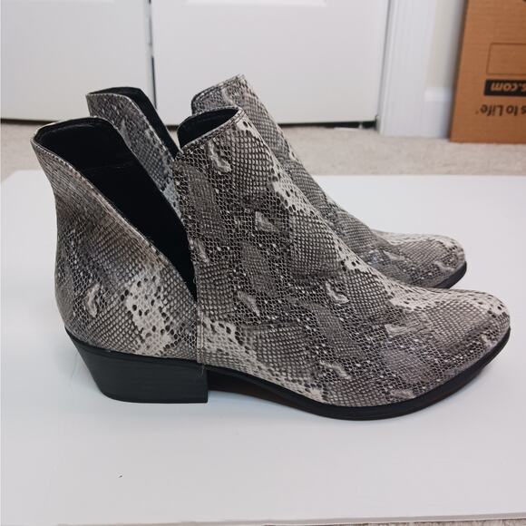 Crochet Snakeskin Booties Size 8 EUC - Picture 2 of 10